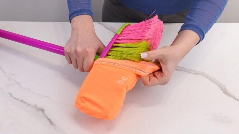 Dieser einfache Trick verwandelt deinen Besen in das perfekte Reinigungswerkzeug…