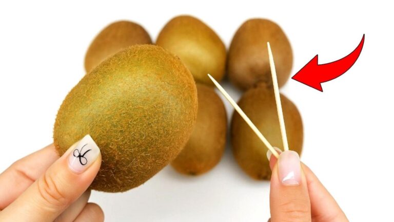 Dieser einfache Trick macht das Kiwi-Peeling zum Kinderspiel – so sauber und schnell…