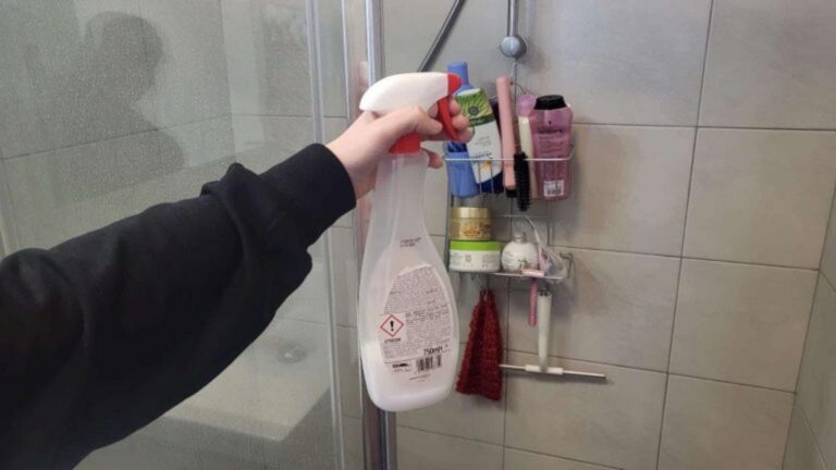 Wochenlang saubere Dusche: Mit Sprühmittel sofort glänzend!