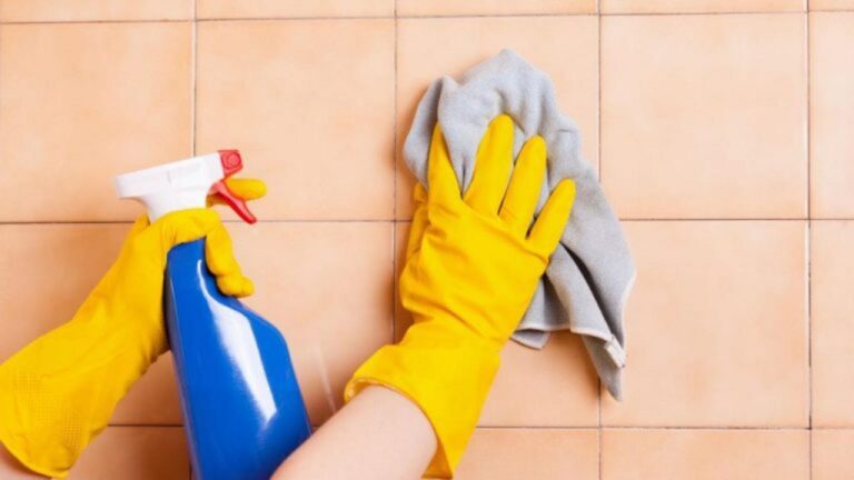 Badezimmerfliesen leicht reinigen: So werden sie wieder wie neu!