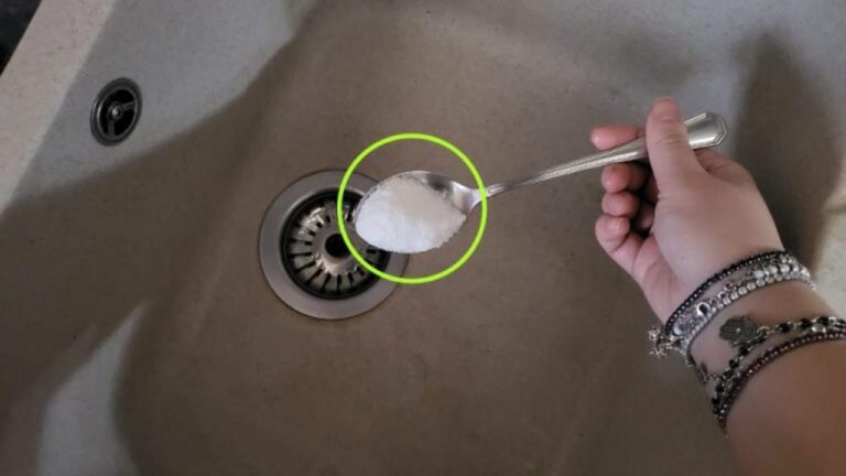 Salz ins Waschbecken – so lösen Sie dieses nervige Problem